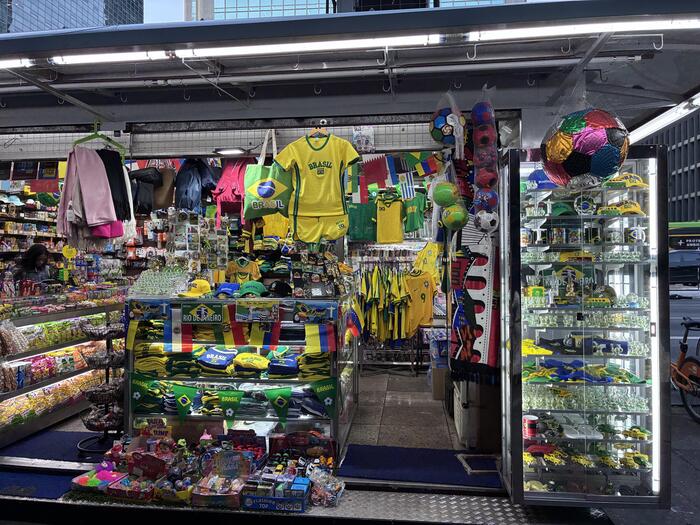 ワールドカップの応援に着るユニフォームやグッズ一色のお店