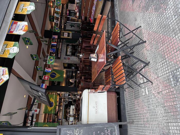 ワールドカップの飲食店の様子、旗が多く飾られている