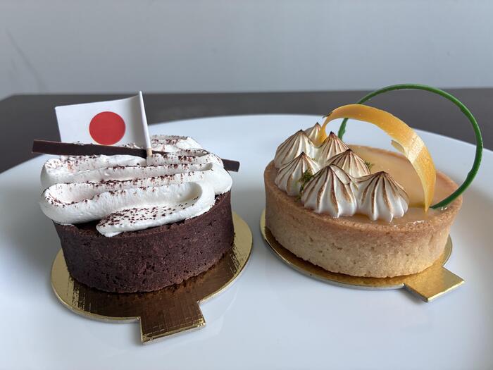 ワールドカップ仕様の日本の旗付きケーキとブラジル仕様のケーキ