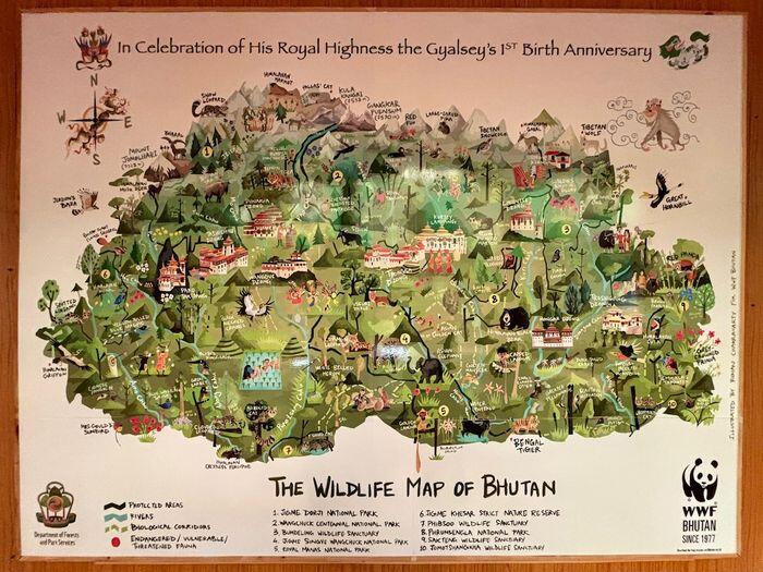 ブータンに生息する動植物を描くWWFのポスター