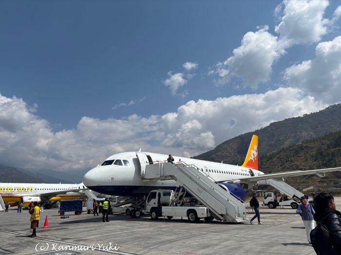山間のパロ空港 の飛行機から降りる人々