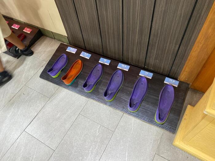 長靴のサイズを測る測定器とスタッフの案内
