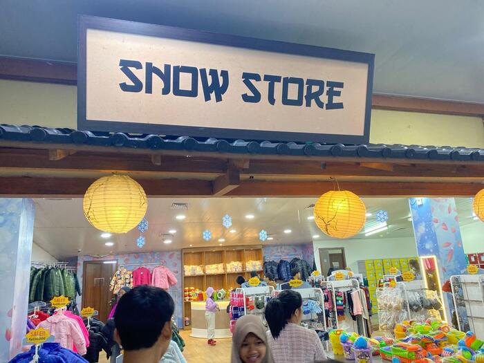 館内の防寒着ショップと雪遊びグッズ売り場