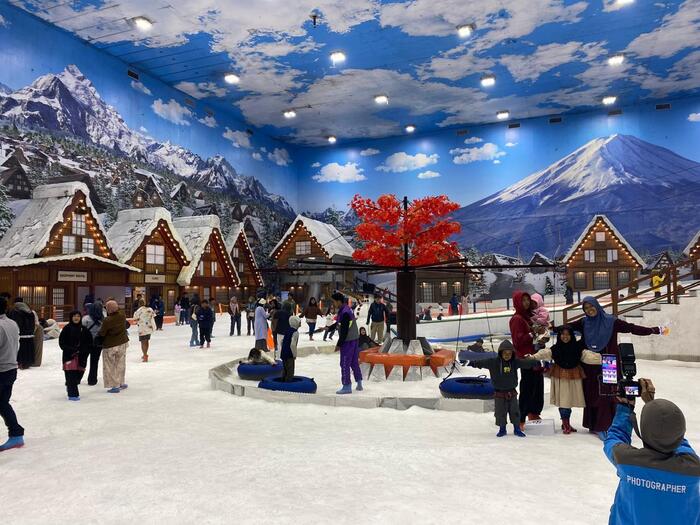 Trans Snow Worldの人工雪が降るゲレンデの様子