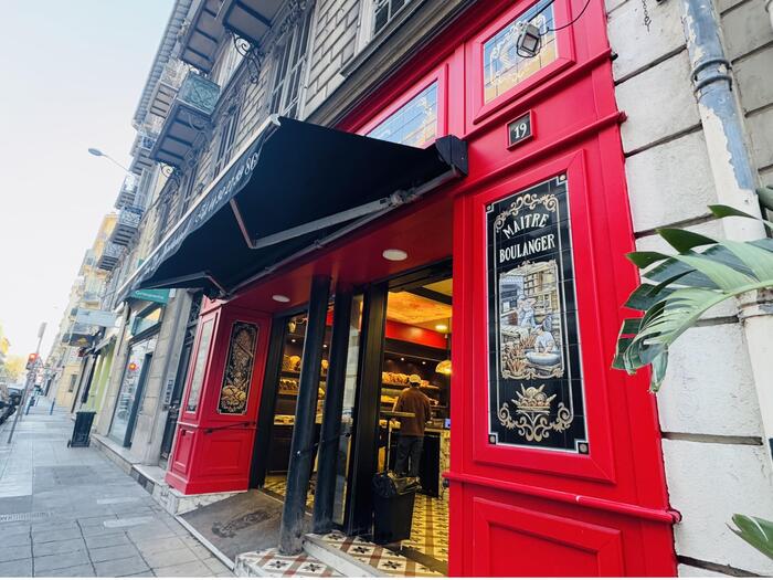 ブーランジェリーの店構えも個性的です