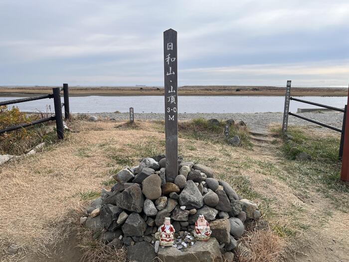 標高3mの日和山山頂。看板が立つ