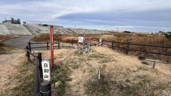 日和山はこの5m四方程度の枠に収まるようなコンパクトな山