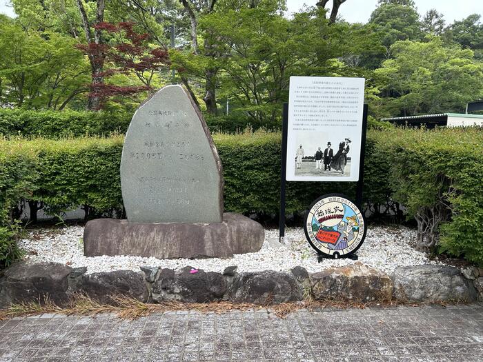村山龍平記念館の高校野球の父の石碑とデザインされたマンホール