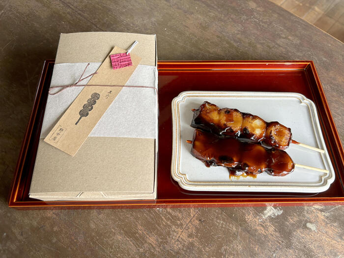 野中屋の箱入りみたらし団子と蜜がかかった２本団子