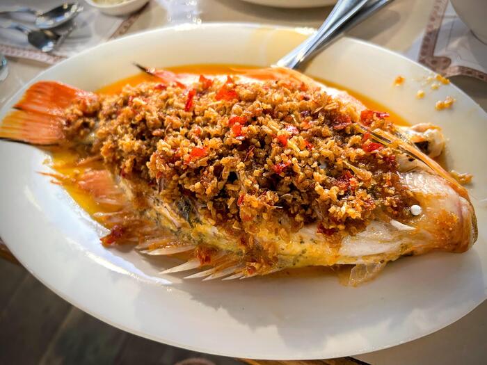 白身魚のスパイシーソース蒸し、丸ごと魚料理