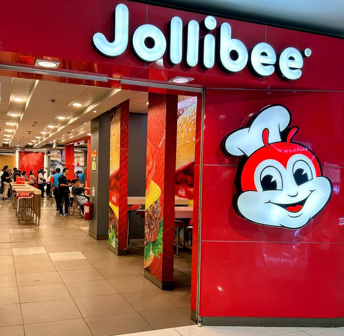 真赤な店内、看板に不敵な笑みを浮かべたマスコットJollibee