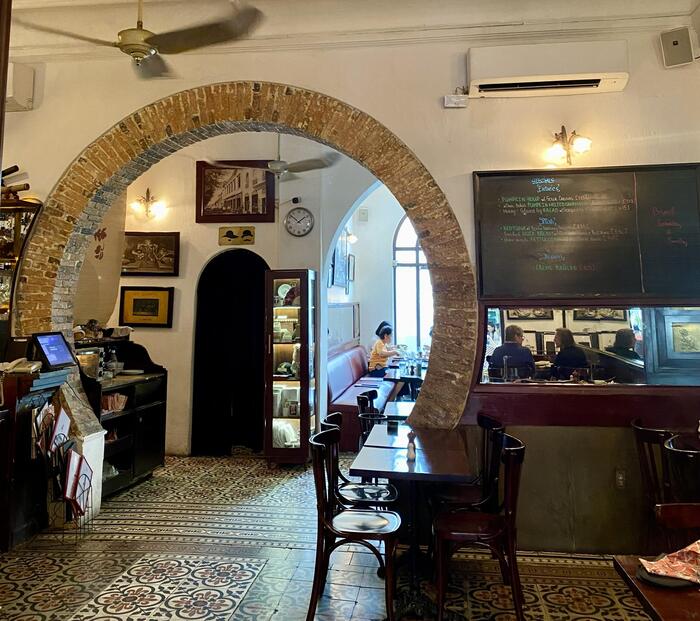 木を基調としたThe Refinery（ザ・リファイナリー）の店内で食事をする人たち　
