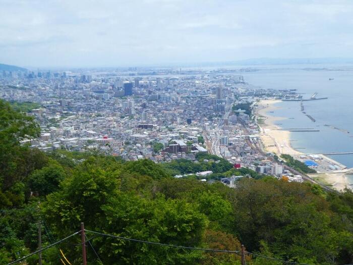 ロープウェイから見える須磨の砂浜と神戸の街並み