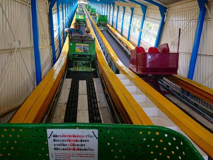 カーレーターで山上駅へ向かう途中の揺れる乗車風景