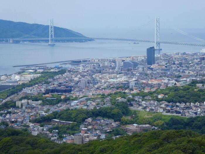 展望台から遠くに見える明石海峡大橋の写真