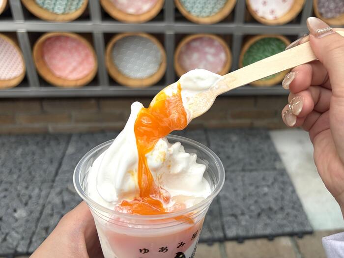 スプーンですくい上げるところ