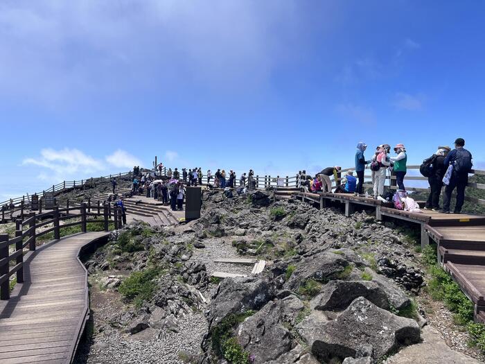山頂は多くの登山者でにぎわう