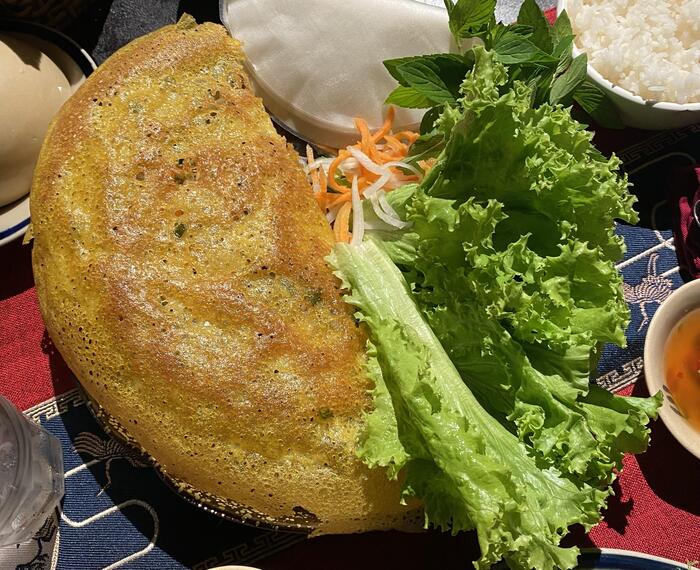 バイセン、ターメリックが混ざった米粉に豚肉やエビ、野菜などの料理