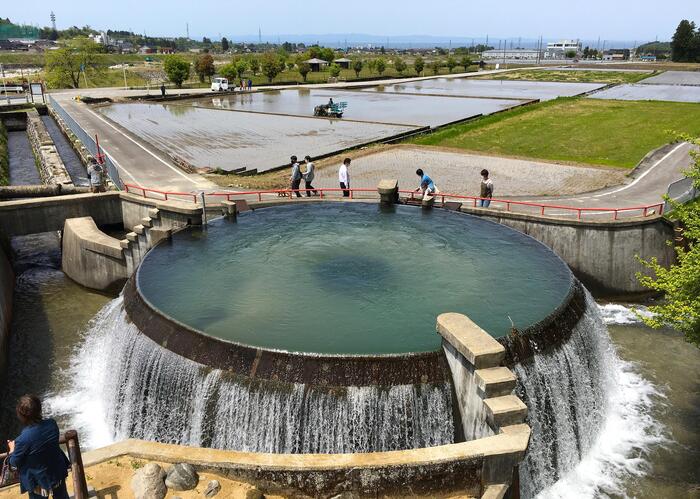 魚津市の東山円筒分水槽で中央から流れ落ちる水が三方向へ分かれる美しい分水の様子