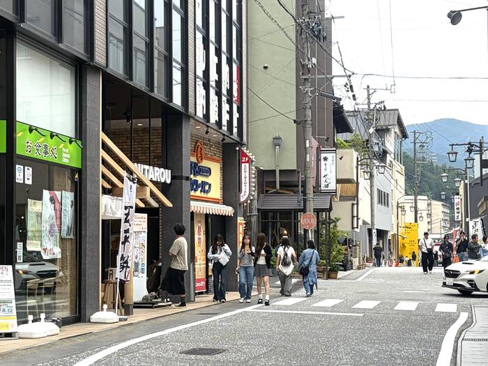 下呂温泉の温泉街に若者が歩くところ