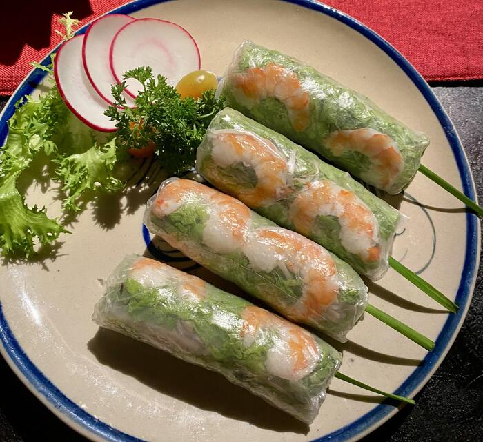 更にのったモチモチの皮に包まれたエビ生春巻き　