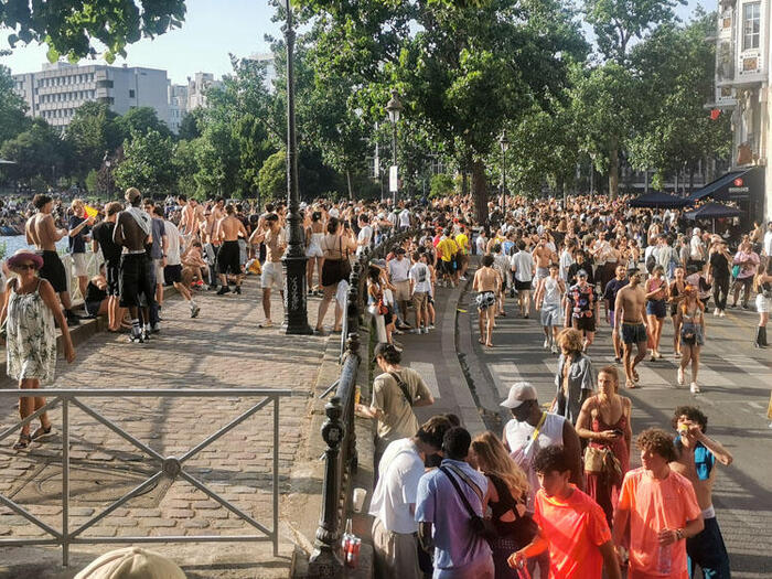 音楽祭を楽しむためにサンマルタン運河エリアに集まった人々