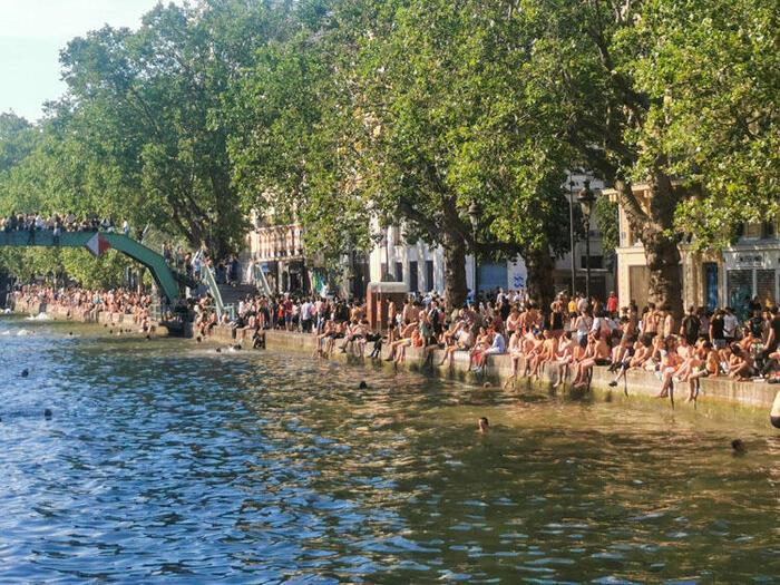 サンマルタン運河で日光浴や遊泳を楽しむパリジャン