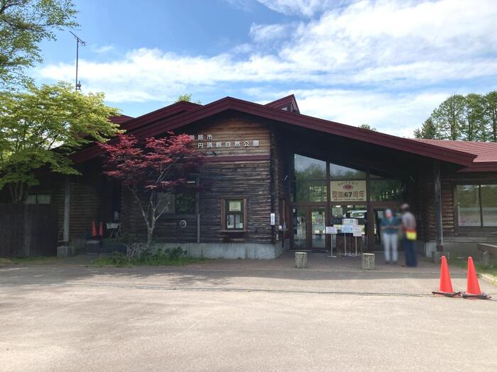 木造の釧路市丹頂鶴自然公園の入口