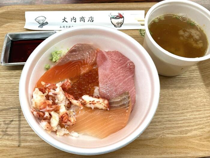 和商市場の花咲ガニや大トロなどがはいった海鮮丼