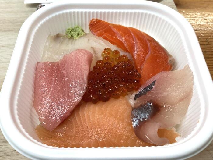 ラメの昆布締め、紅鮭、ニシン、中トロなどが入った勝手丼