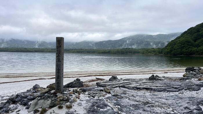宇曽利湖を背景にした恐山の湖畔の景色