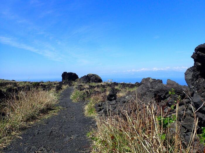 三原山のお鉢巡りで見える大型アグルチネートの岩塊