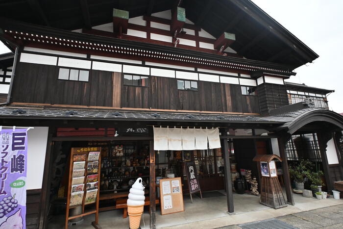 増田の町並みにある、木造のまちの駅 福蔵の店頭前