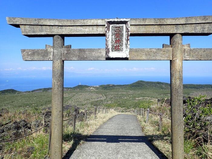 三原神社の鳥居と三原山の火山景観