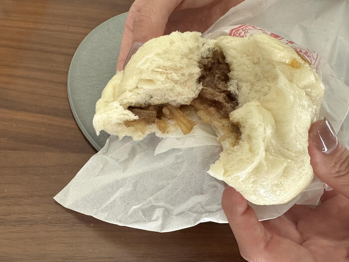 定番の肉まんの断面図。なかなかのボリュームです