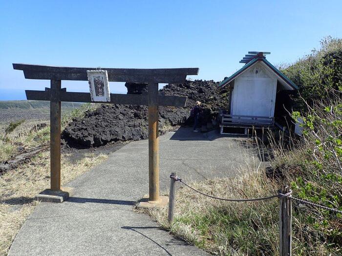 溶岩流を避けて残った三原神社上社の社殿（奇跡の神社