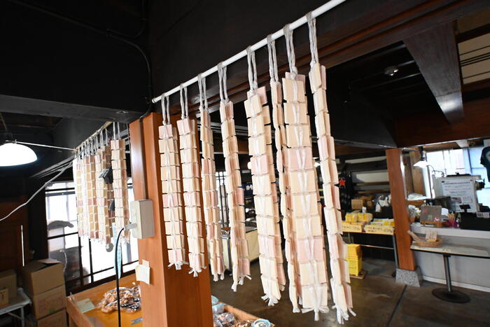 まちの駅内蔵の店内に吊るされていたピンクや白のほし餅