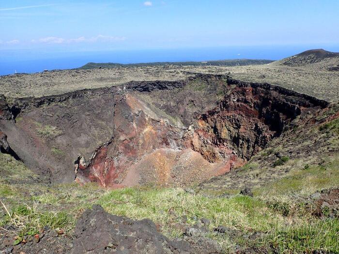 三原山山頂中央火口の巨大な火口と湯気が立つ火山景観