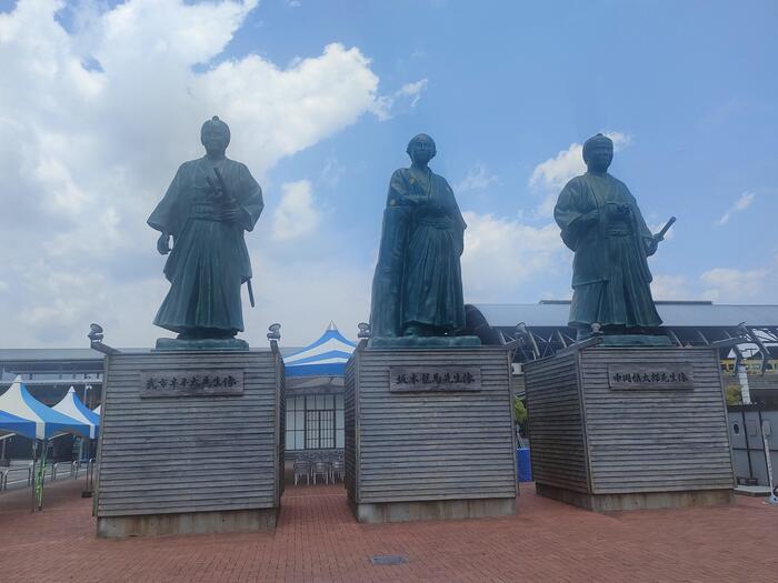 高知駅前の土佐三志士像
