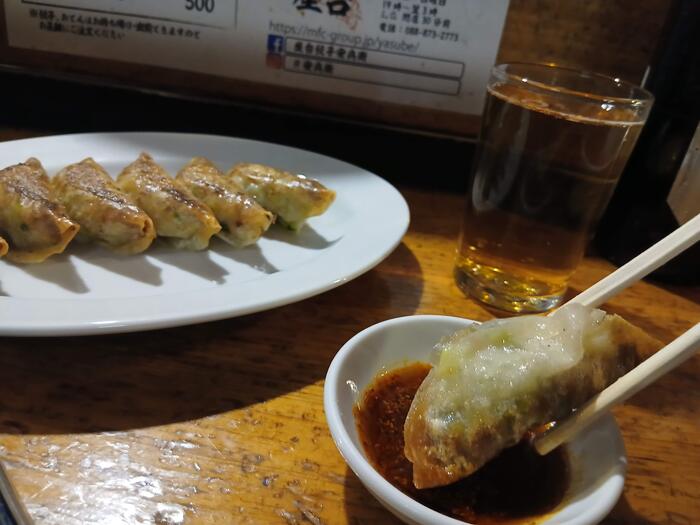 人気の屋台餃子は何個でも食べられる勢い