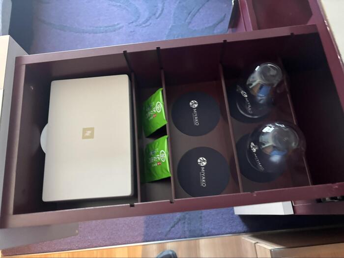 コーヒーカプセルとお茶などが冷蔵庫の上の引き出しに