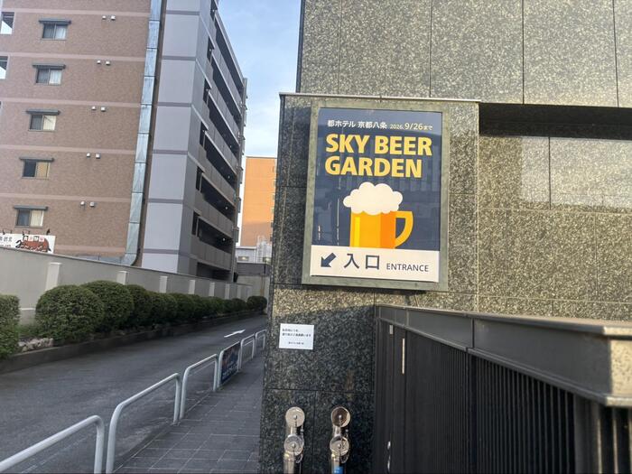 スカイビアガーデンはいったんホテルの外に出て専用入口へ