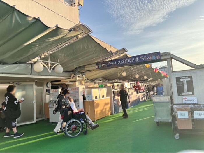 ホテル屋上のスカイビアガーデン入口
