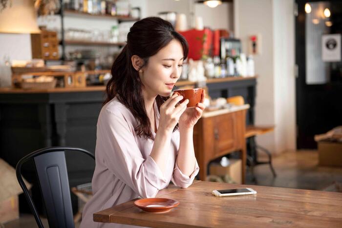 カフェにいる女性