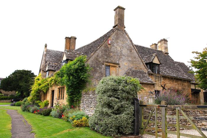 『Old Manor House』の木製ゲートとはちみつ色の美しい石壁