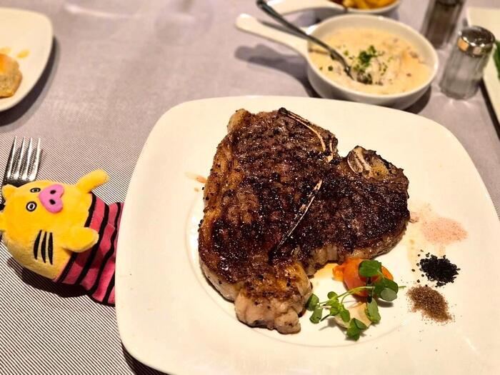 Tボーンステーキの大きさに驚くトラピッグ