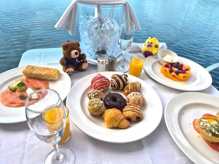 朝食を楽しむトラピッグとスタンリー