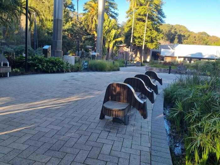 動物デザインになっている園内のベンチ