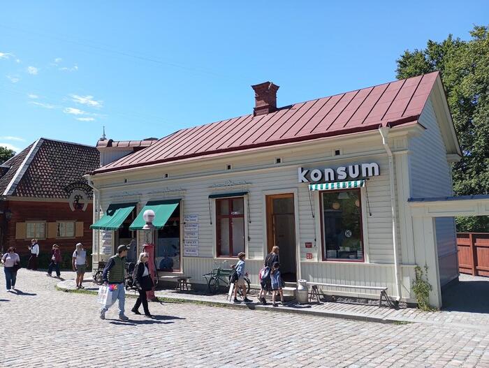 Coop Konsumスウェーデンで長きにわたりメジャーなスーパーマーケットの白の外観