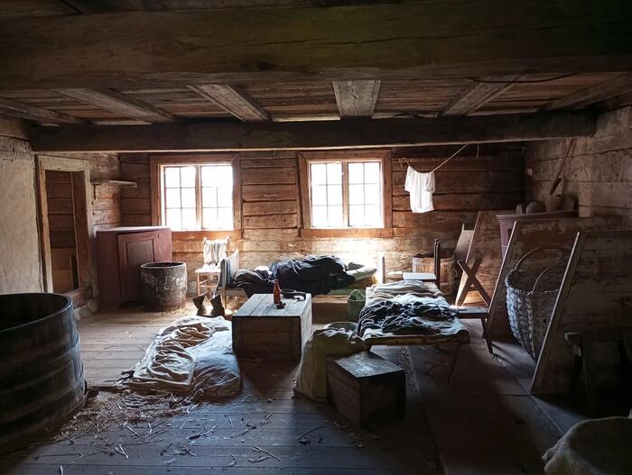 1890年頃の革工場で働く若者の部屋